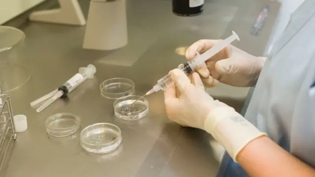 Onimọ iṣegun oyinbo kan pẹlu Abẹrẹ kan