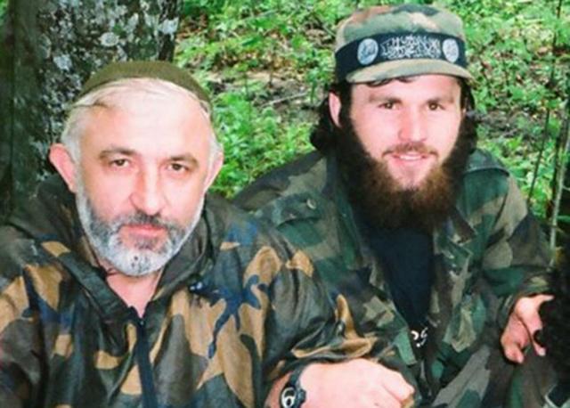 خانغوشفيلي (يمين) كان حليفا مقربا للرئيس الشيشاني أصلان ماسخادوف( يسار)، العقل المدبر لحرب العصابات الشيشانية ضد روسيا