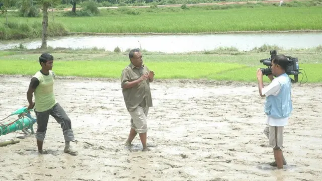 কৃষি বিষয়ক টেলিভিশন অনুষ্ঠানের জন্য সারা বাংলাদেশ চষে বেড়িয়েছেন শাইখ সিরাজ, তুলে এনেছেন নানা উদ্যোগ এবং সাফল্যের কাহিনী।