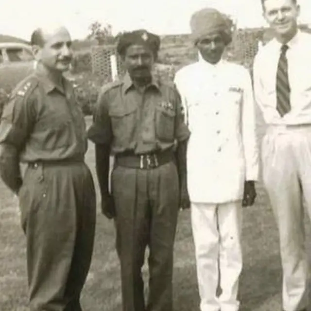 ஆங்கில பார்வையாளர் ஒருவருடன் பபீனா மெஸ்ஸில் கர்னல் தாராபோர் (இடது பக்கம்)