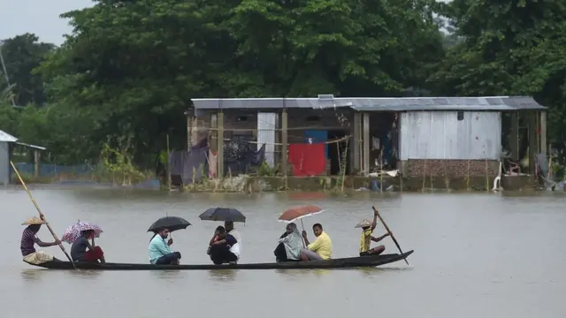 বাংলাদেশের সুনামগঞ্জে বন্যা কবলিত মানুষ নৌকা চড়ে যাতায়াত করছেন।, ১৪-০৭-২০২০।