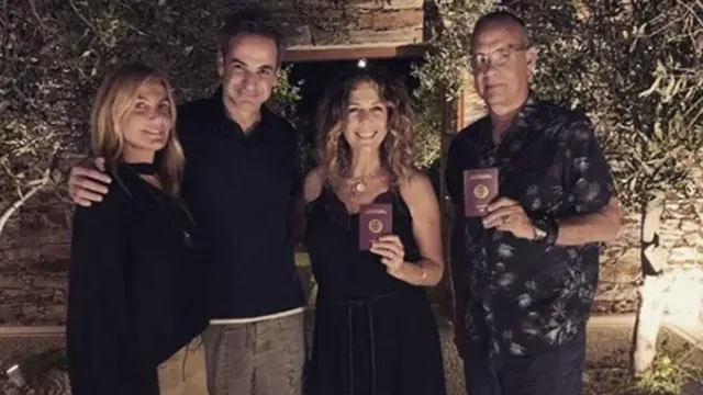 Yunanistan Başbakanı Miçotakis ve eşi, yeni Yunan vatandaşları Tom Hanks ve eşiyle birlikte poz verdi.