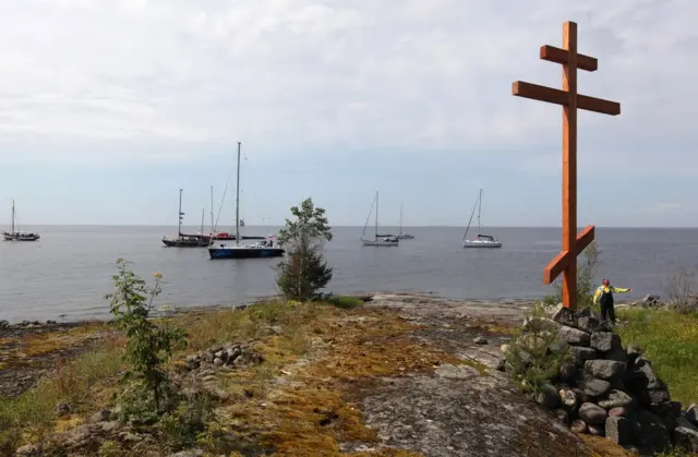 Поминальный крест на месте лагеря в Карелии