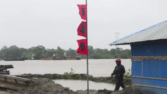 খুলনার উপকুলবর্তী একটি গ্রামে বিপদসংকেতসূচক লাল পতাকা