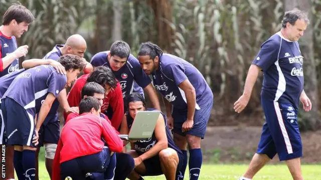 Jugadores chilenos analizan un video de Ecuador antes de un partido de clasificación para el mundial 2010.