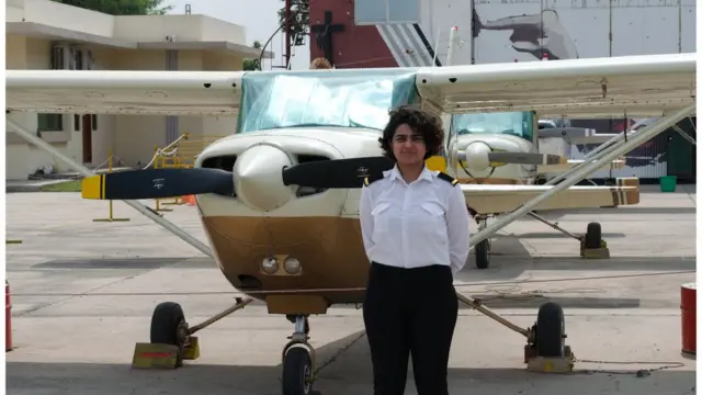 زیرِ تربیت پائلٹ حمنیٰ خان