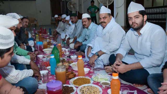 अपने बेटे के साथ रोज़ा खोलते अतीक़ अहमद