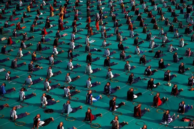 अहमदाबाद येथे आठवडाभरासाठी आयोजित केलेल्या शिबिराच्या शेवटच्या दिवशी योग करताना शाळकरी मुले.