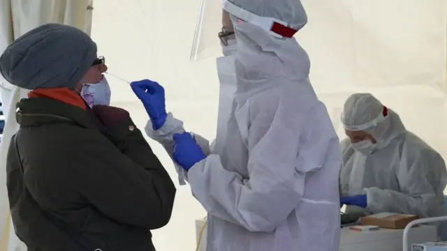 Mujer se somete a una prueba de covid-19 en Indonesia