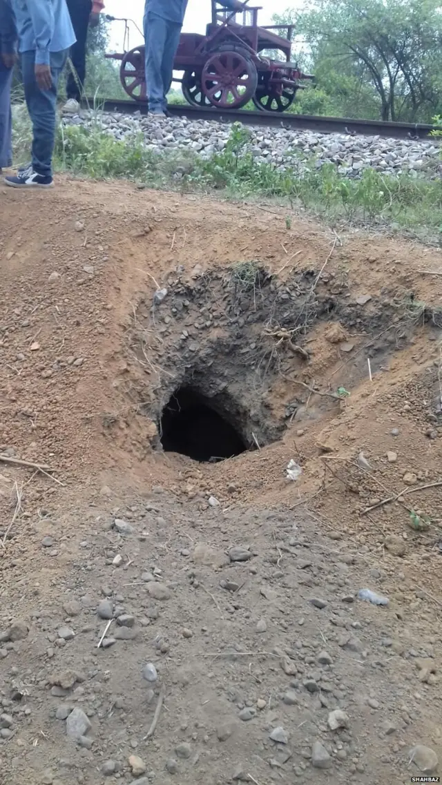 रेल ट्रेक के पास सुरंग