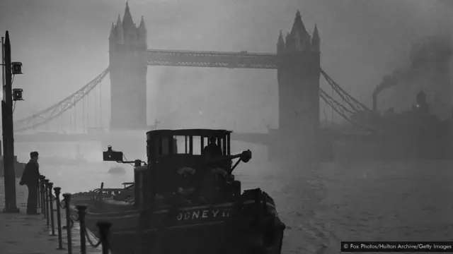 Čovek gleda Tauerbridž tokom Velikog smoga 1952. godine