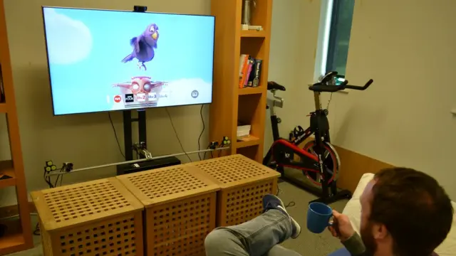 Hombre viendo la televisión