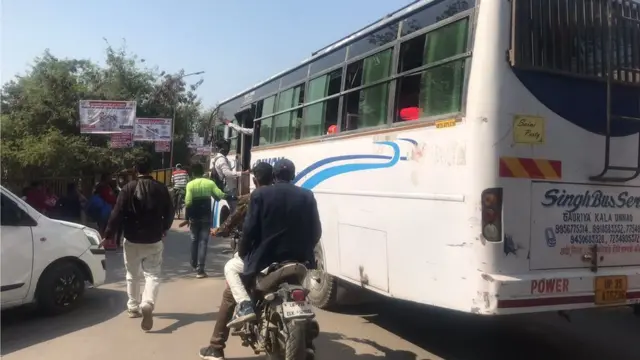 छात्राएं दौड़कर बस पकड़ने की कोशिश करती हैं लेकिन बस निकल जाती है