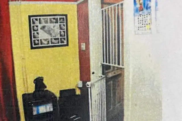 Di two stairgates block off di lounge