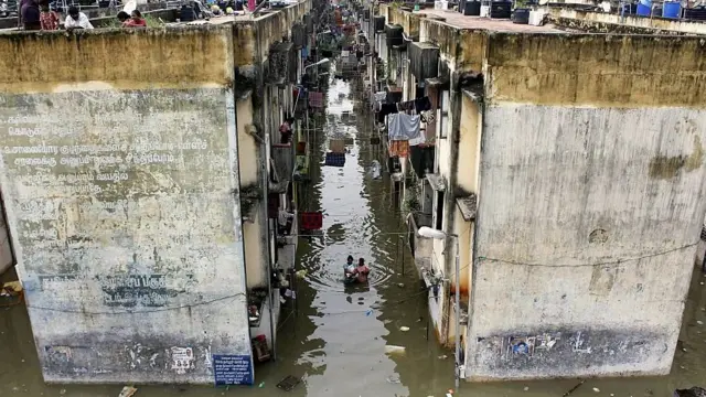 கொரோனாவுக்கு மத்தியில் நிவர் புயல்