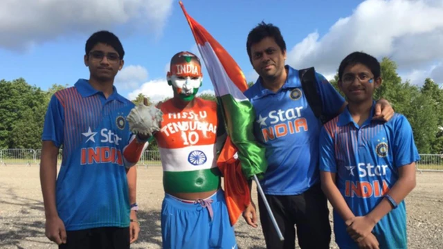 சச்சினின் தீவிர ரசிகர் சுதீருடன் அபாங் மற்றும் அவரது மகன்கள்