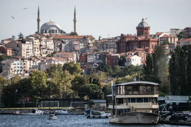 হাকান আয়িক ইস্তুাম্বুলে বিলাসবহুল জীবন যাপন করছেন বলে জানা যায়