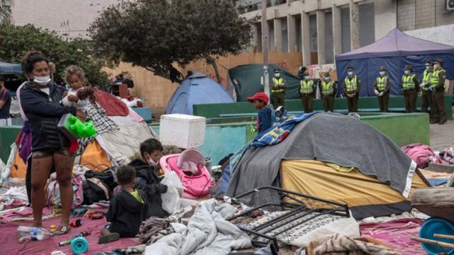 La policía chilena (Carabineros) desalojó a varios migrantes que estaban instalados en la Plaza Brasil, en Iquique, el viernes pasado.