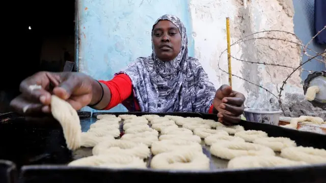 سيدة تحضر كعك العيد التقليدي في مخبز في مقديشو في الصومال. 13, 2018