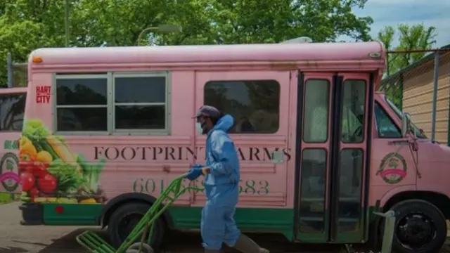 حين تأتي سيندي إيرز للحي يعرفها الناس من الحافلة الوردية التي تحمل اسم مزرعة "فوتبرينت فارمز"