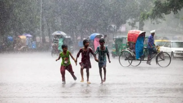 বৃষ্টিতে খেলছে শিশুরা