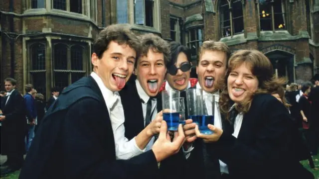 Студенты празднуют вручение дипломов