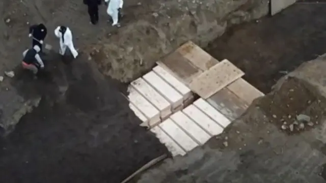 নিউ ইয়র্কে খোঁড়া হচ্ছে গণকবর।