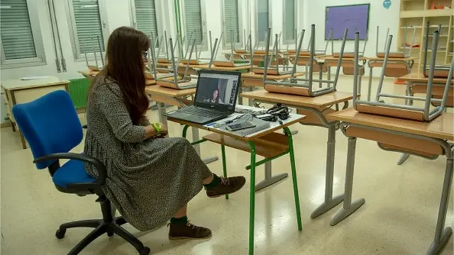 У бідних країнах через відсутність або недоступність інтернету поза школою опинилися 86% дітей. У багатих - лише 20%