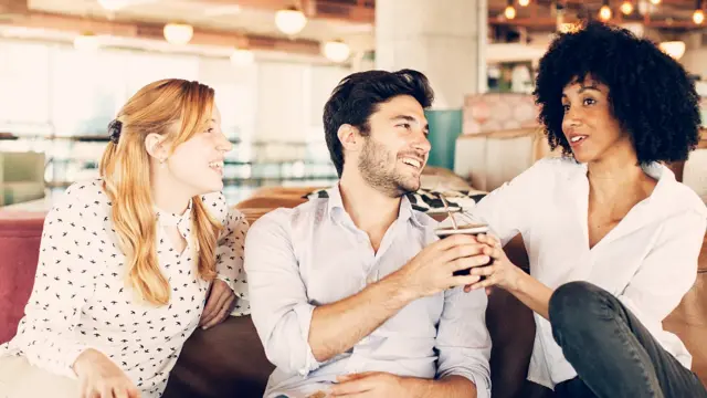 Jóvenes compartiendo un mate
