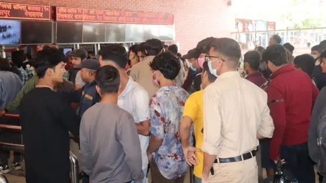 बसपार्कमा टिकल लिनेको भिड