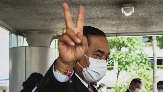 นายกฯ ตรวจเยี่ยมศูนย์ฉีดวัคซีนตัวเลือกซิฟาร์มที่เปิดให้บริการเป็นวันแรก