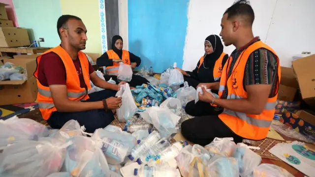 إعداد مساعدات للمحتاجين من الفارين.