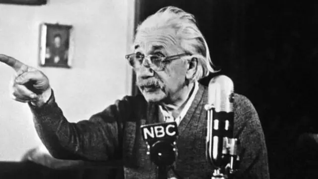 Альберт Эйнштейн, сүрөт 1950-жылы тартылган.