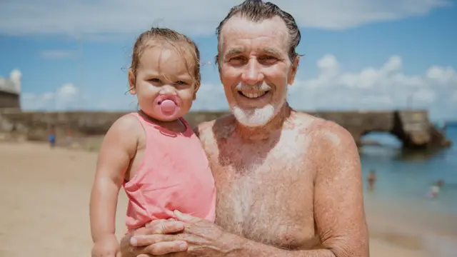 Luiz Eládio Humbert e a neta, Maria Júlia