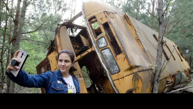 أجلت السلطات نحو 100,000 شخص من المنطقة المحيطة بمحطة تشيرنوبل في الأشهر اللاحقة للكارثة، لكن هذه المدن المهجورة، أصبحت الآن وجهة سياحية