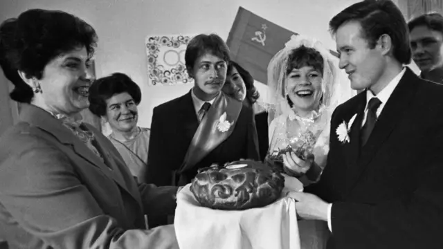 Магаданская область. 10 декабря 1985 г. Молодожены - жители поселка Уптар вблизи Магадана лаборантка Сокольской средней школы №20 Наталья Гурьева и водитель управления строительства "КольмаГЭСстрой" Владимир Калугин. Данильченко Виталий/Фотохроника ТАСС