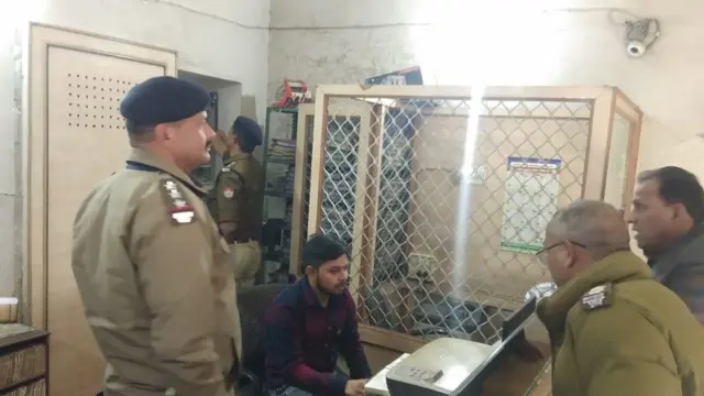 कबीर म्यूचुअल बेनिफिट निधि लिमिटेड में खातों की जांच करती हरिद्वार पुलिस