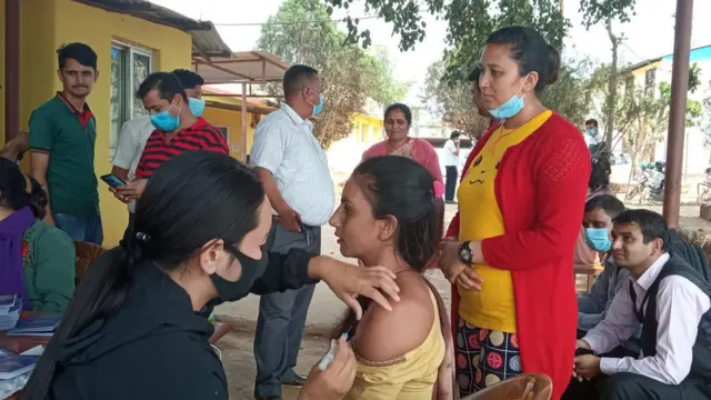 कोरोनाभाइरविरुद्धको दोस्रो चरणको खोप लगाउँदै सञ्चारकर्मी