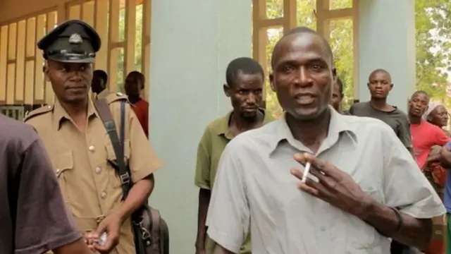 اریک آنیوا در مقابل دادگاه در ماه اوت