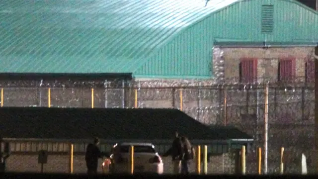 Imagen lejana de la salida de John Walker Lindh de la cárcel Terre Haute, Indiana, el jueves 23 de mayo