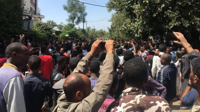 ጃዋር መኖሪያ ቤት አቅራቢያ የተሰበሰቡ ግለሰቦች