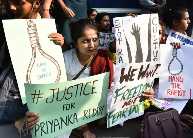 વિરોધ પ્રદર્શન કરતાં લોકો