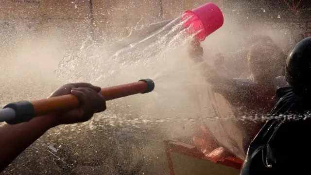 Tradisi Perang Air di Selatpanjang