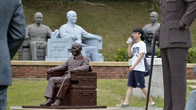 台湾北部城市桃园一个公园里的蒋介石雕像。