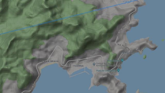 Mapa do Flightradar24.com mostra rota de avião passando a cerca de quatro quilômetros de Angra 1 e Angra 2