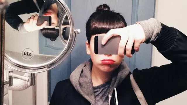 شابة تلتقط لنفسها صورة سيلفي