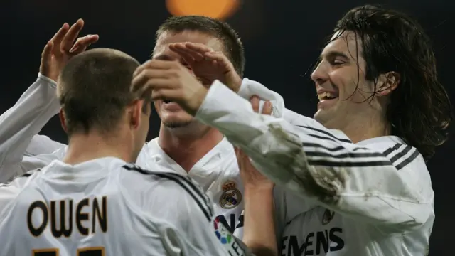 Solari celebra con Michael Owen y David Beckham.