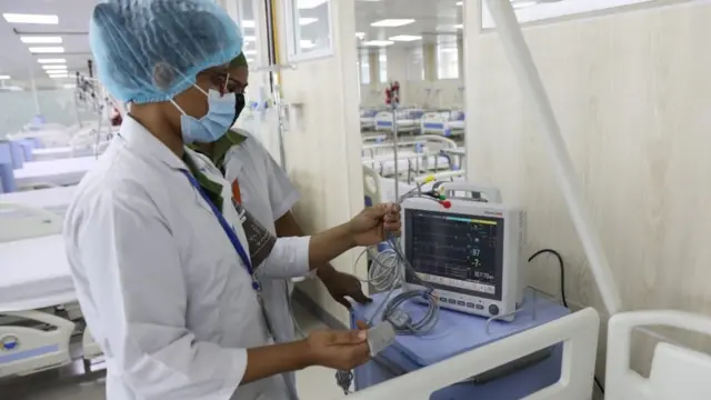 হাসপাতালটিতে চিকিৎসার কাজ পরিচালনা করার জন্য চিকিৎসক, নার্স ও স্টাফসহ প্রায় দুই হাজার কর্মী নিয়োগ দেয়ার কথা জানানো হয়েছে।