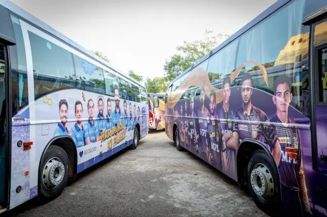 कोलकाता नाइटराइडर्स और मुंबई इंडियंस टीमों की बसें