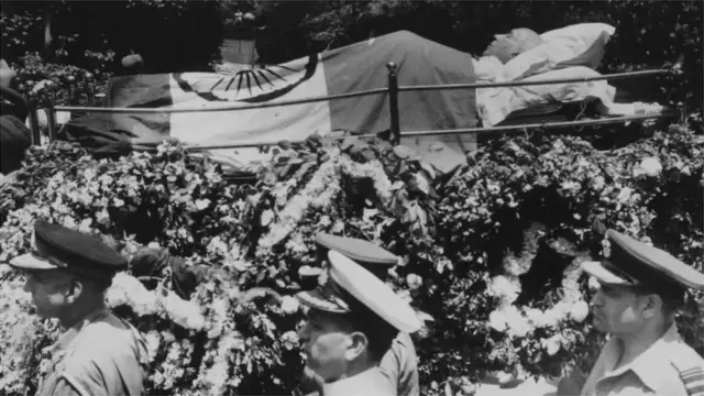 સફેદ ખાદીનાં કપડાં પહેરેલાં ઇન્દિરા અને સંજય એક ખુલ્લી કારમાં સવાર થયાં. આકરા તડકામાં બંને પરસેવાથી લથબથ હતાં